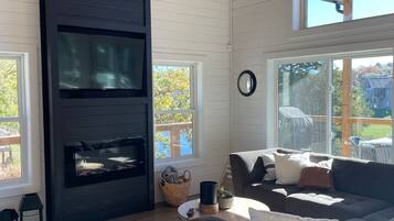 Smart TV, fireplace, stereo