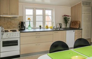 Microwave, stovetop, dishwasher, cookware/dishes/utensils - 2 bedroom nice apartment in Gudhjem (Gudhjem)