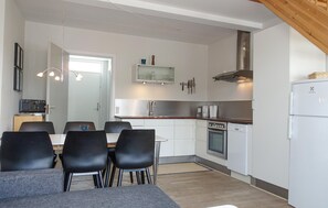 Kühlschrank, Herdplatte, Geschirrspüler, Kochgeschirr/Geschirr/Besteck