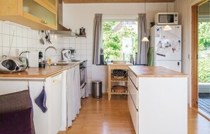 Refrigerador, placa de cocina, lavavajillas, utensilios de cocina