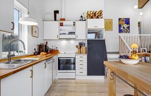Kühlschrank, Mikrowelle, Herdplatte, Geschirrspüler