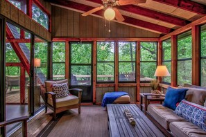 Televisor intel·ligent, reproductor de DVD i videoteca 