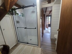 Dusj, hårføner og håndklær