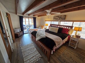 2 bedrooms, iron/ironing board, travel cot, free WiFi - Lakefront A-Frame · Hot Tub · Paddle Pontoon Boat (Innsbrook)