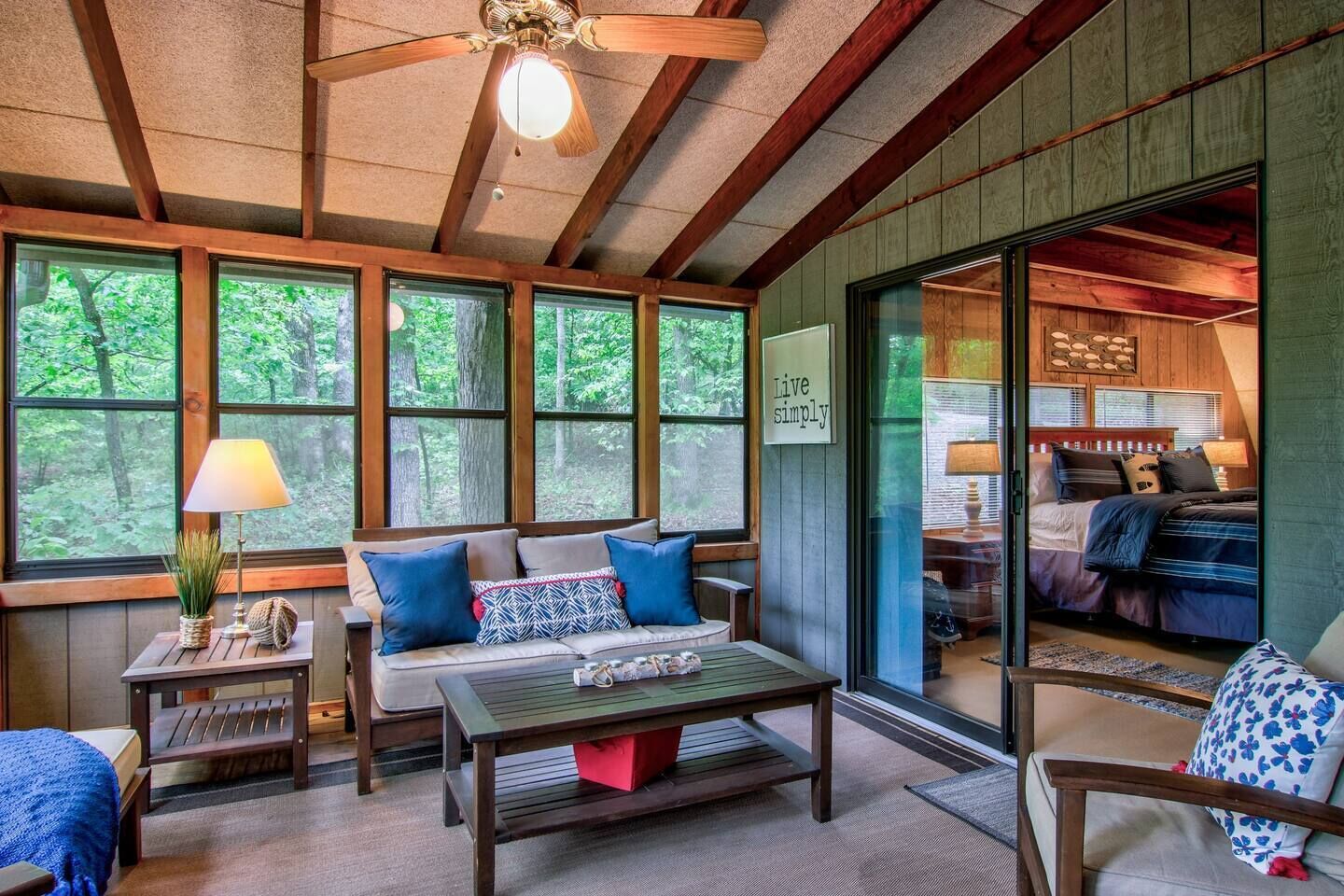 2 habitaciones, tabla de planchar con plancha y cuna de viaje 