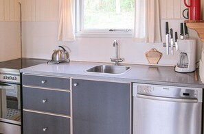 Stovetop, dishwasher, cookware/dishes/utensils