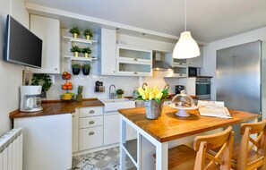 Réfrigérateur, four à micro-ondes, un four, surface de cuisson