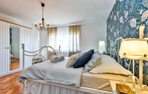 3 bedrooms, travel cot, free WiFi, bed sheets