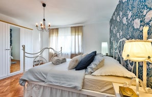 3 bedrooms, travel cot, free WiFi, bed sheets