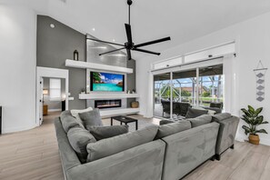 Smart TV, fireplace, books - WOW! Luxury Punta Gorda waterfront home; HEATED POOL, golf community; WOW factor (Punta Gorda)