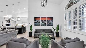 TV connectée, cheminée, livres