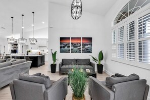 Älytelevisio, takka, kirjoja