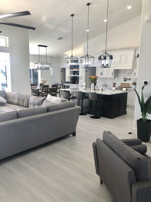 Älytelevisio, takka, kirjoja