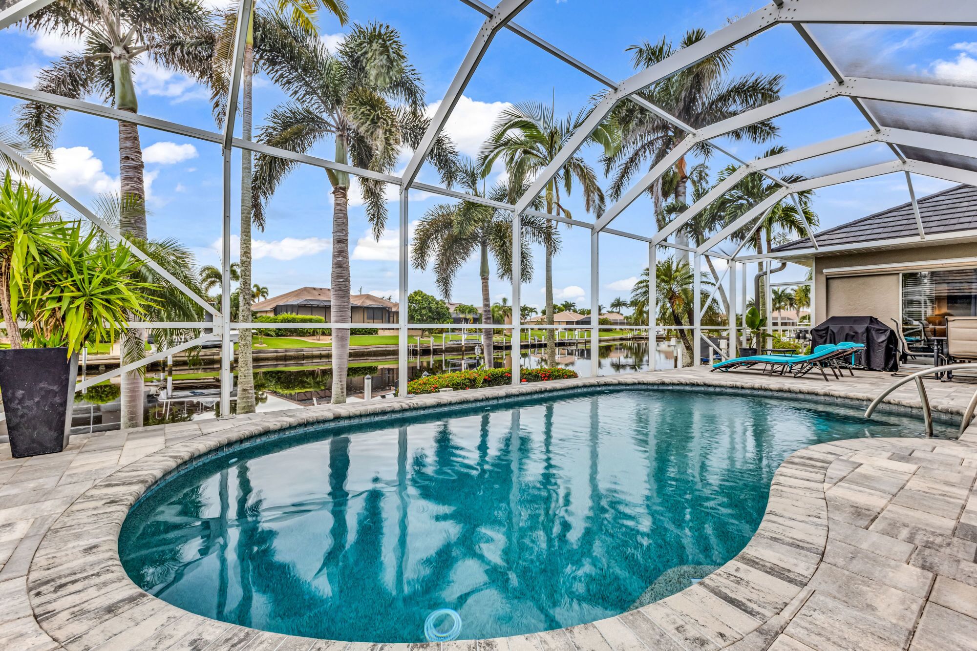 Lämmitetty uima-allas