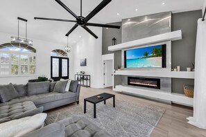 Älytelevisio, takka, kirjoja