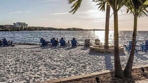 Nær stranden, solsenger og strandhåndklær