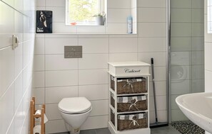 Shower - Amazing home in Uddevalla with kitchen (Uddevalla)