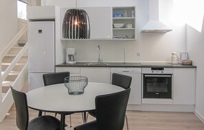 Geladeira, micro-ondas, cooktop, lava-louças