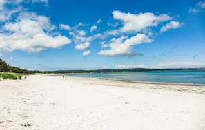 A beach with a clear sky and a few clouds. - 2 bedroom amazing home in Nexø (Nexø)