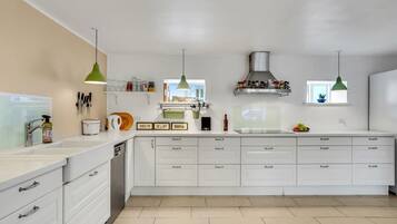 Køleskab, ovn, kogeplade, opvaskemaskine