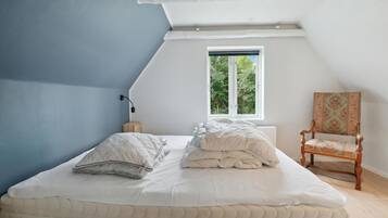 8 bedrooms, travel crib, free WiFi