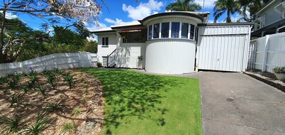 Red Door Retreat - entire comfortable 3 bedroom family home