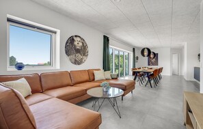 Smart TV, lareira, pebolim, mesa de pingue-pongue