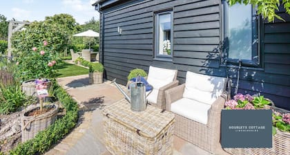 Peaceful 3 Bedroomed Lincolnshire Cottage with Hot Tub in Laughterton nr Lincoln