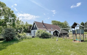 Children's area - Nice home in Gudhjem with WiFi (Gudhjem)