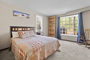 5 bedrooms, iron/ironing board, travel crib, WiFi - A-Frame Home,2mi from Mt.Snow w/Wood Burning Stove (Dover)