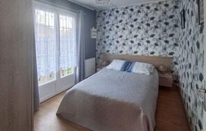 2 bedrooms, travel cot, free WiFi