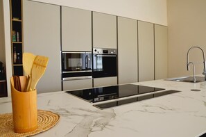 Kühlschrank, Mikrowelle, Ofen, Herdplatte