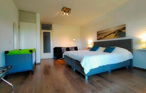 2 bedrooms, travel cot, free WiFi - 2 bedroom stunning home in Bruinisse (Bruinisse)