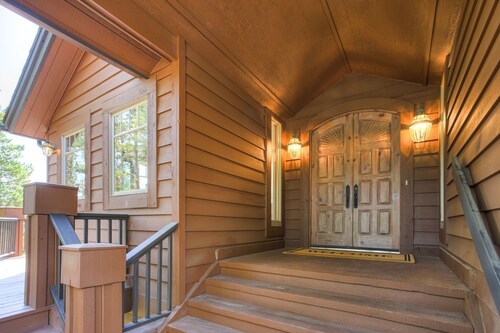 Ski Shuttle-Hot Tub-7 Beds-Neighborhood Access to Slopes for Experienced Skiers.