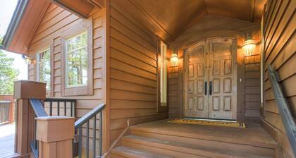 Ski Shuttle-Hot Tub-7 Beds-Neighborhood Access to Slopes for Experienced Skiers.