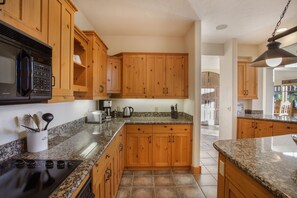 冰箱、微波炉、烤箱、炉灶