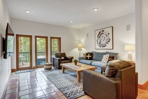 Smart TV, chimenea, libros y oficina 