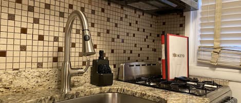 Réfrigérateur, four à micro-ondes, un four, surface de cuisson