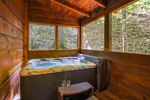 Interior - Romantic cabin, Private Hot Tub, King bed, 1.5 miles to Parkway, Flat Driveway. (Pigeon Forge)