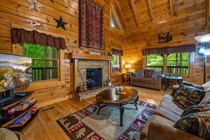 Smart TV, fireplace, DVD player - Romantic cabin, Private Hot Tub, King bed, 1.5 miles to Parkway, Flat Driveway. (Pigeon Forge)