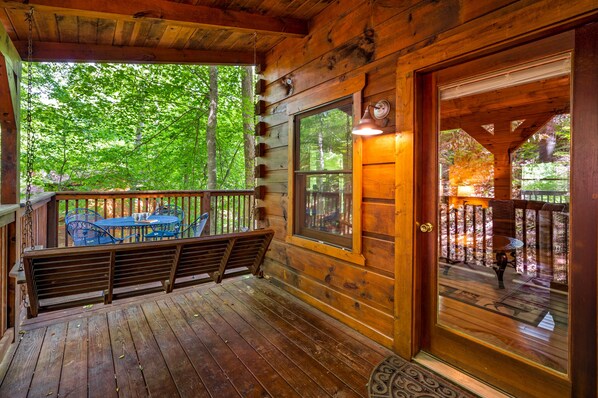 Outdoor dining - Romantic cabin, Private Hot Tub, King bed, 1.5 miles to Parkway, Flat Driveway. (Pigeon Forge)