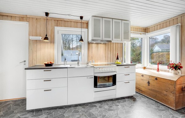 Frigorífico, microondas, placa de cocina y cafetera o tetera