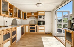 Kühlschrank, Geschirrspüler, Wasserkocher mit Kaffee-/Teezubehör