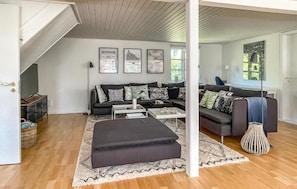 TV, fireplace - Nice home in Nexø with WiFi (Nexø)