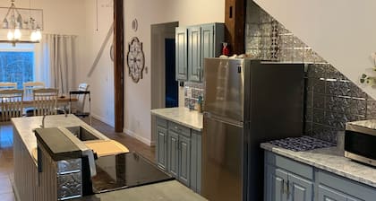 The Barn Loft. Streamside living in a spacious and tastefully renovated barn