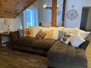 Smart TV, books, offices - The Barn Loft.  Streamside  living in a spacious and tastefully renovated barn (Roxbury)