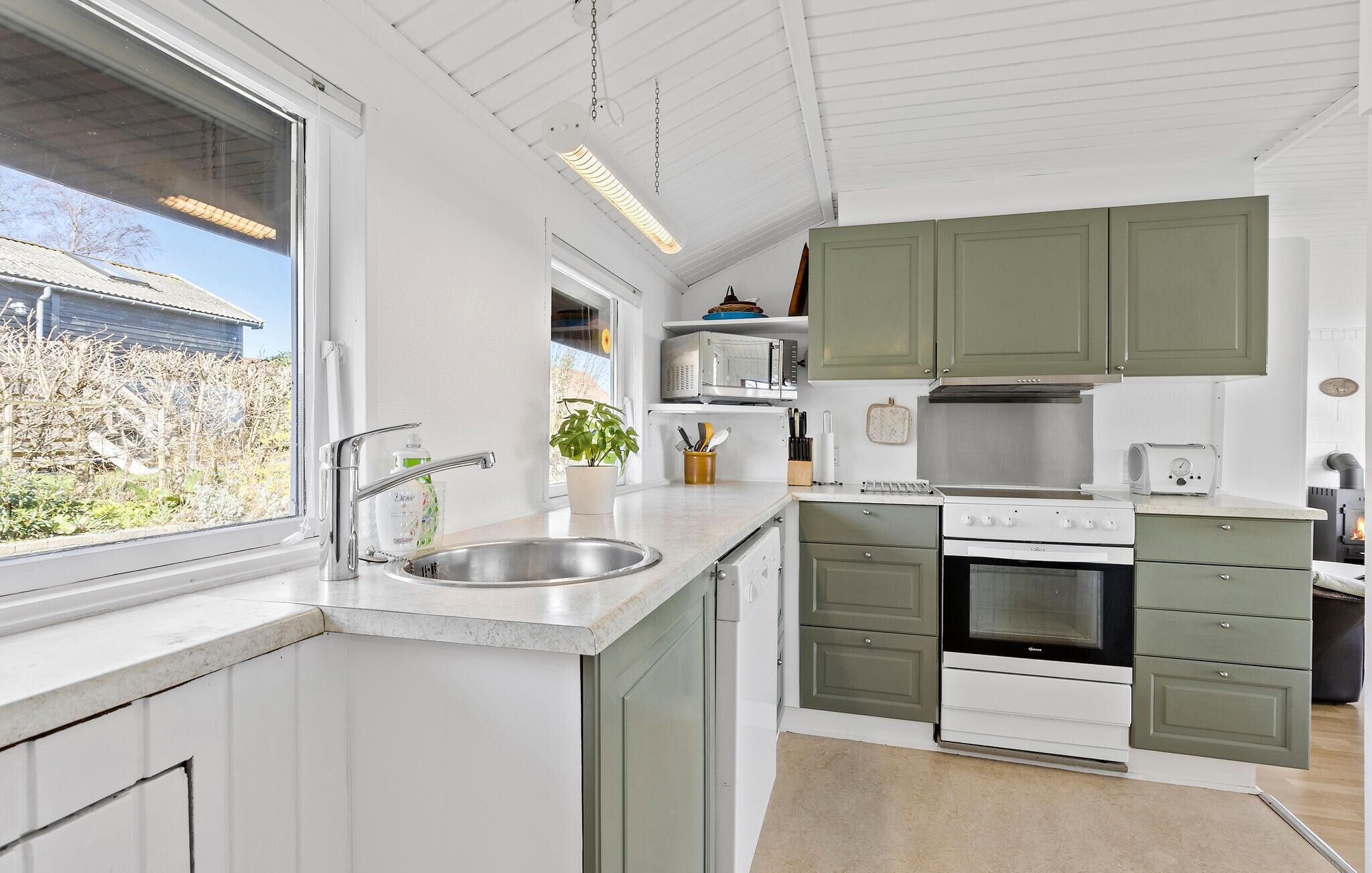 Refrigerador, parrilla de estufa, lavavajillas y cafetera y tetera 