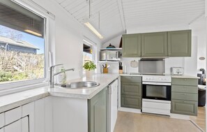 Refrigerador, parrilla de estufa, lavavajillas y cafetera y tetera