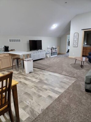 Smart TV - Spacious, rural apt w/outdoor amenities - close to Shipshewana and Toll Road (Middlebury)