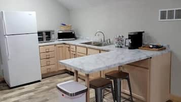 Réfrigérateur, micro-ondes, four, cafetière/bouilloire